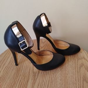 Diba Black heels with gold detailing shoes size 6.5